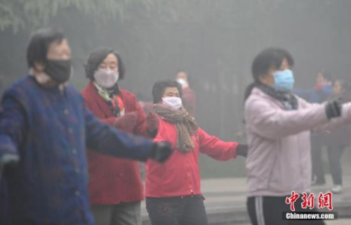 12月4日，河北省氣象臺在不同時段分別發(fā)布了大霧紅色預(yù)警信號和霾紅色預(yù)警信號。<a target='_blank'  _fcksavedurl='http://www.chinanews.com/'></table>中新社</a>記者 翟羽佳 攝