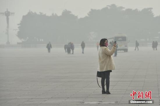 資料圖：12月20日，北京大霧、霾預(yù)警雙發(fā)，局地能見度不足50米。<a target='_blank'  _fcksavedurl='http://www.chinanews.com/' ></table>中新網(wǎng)</a>記者 金碩 攝