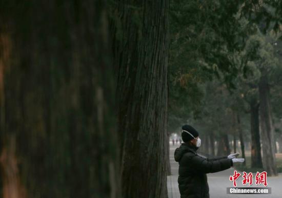 一位老人戴口罩在北京天壇公園健身(資料圖)。<a target='_blank'  _fcksavedurl='http://www.chinanews.com/'></table>中新社</a>記者 劉關(guān)關(guān) 攝