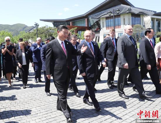 5月15日，“一帶一路”國際合作高峰論壇在北京雁棲湖國際會議中心舉行圓桌峰會。當天中午，習近平同與會領導人和國際組織負責人集體合影。圖為合影結束后，習近平等前往工作午宴。<a target='_blank'  _fcksavedurl='http://www.chinanews.com/'></table>中新社</a>記者 杜洋 攝