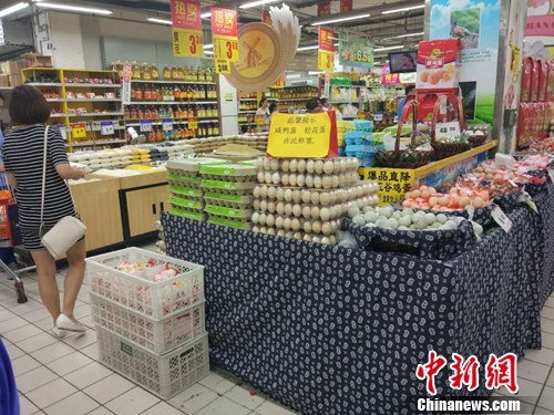 市民正在超市購(gòu)物。<a target='_blank'  _fcksavedurl='http://www.chinanews.com/' ></table>中新網(wǎng)</a>記者 李金磊 攝