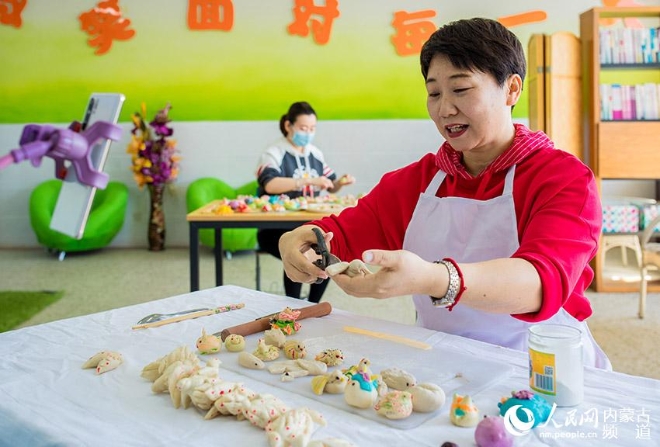 呼和浩特市玉泉區(qū)通順街小學老師制作的以飛鳥和生肖為主題的面塑“寒燕兒”。