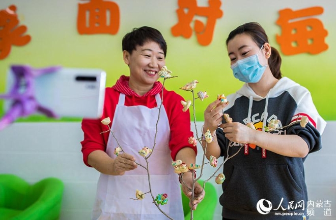 呼和浩特市玉泉區(qū)通順街小學老師在直播中展示面塑“寒燕兒”的制作技藝。