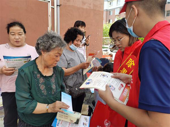 政法委志愿者向居民發(fā)放反邪教資料和宣傳品