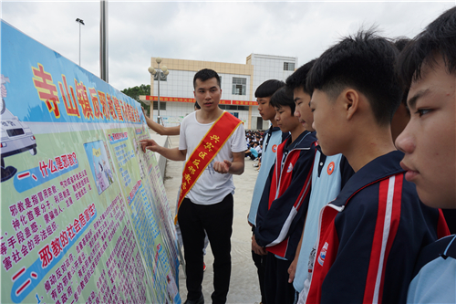 志愿者進(jìn)校園宣講反邪教知識 (1)